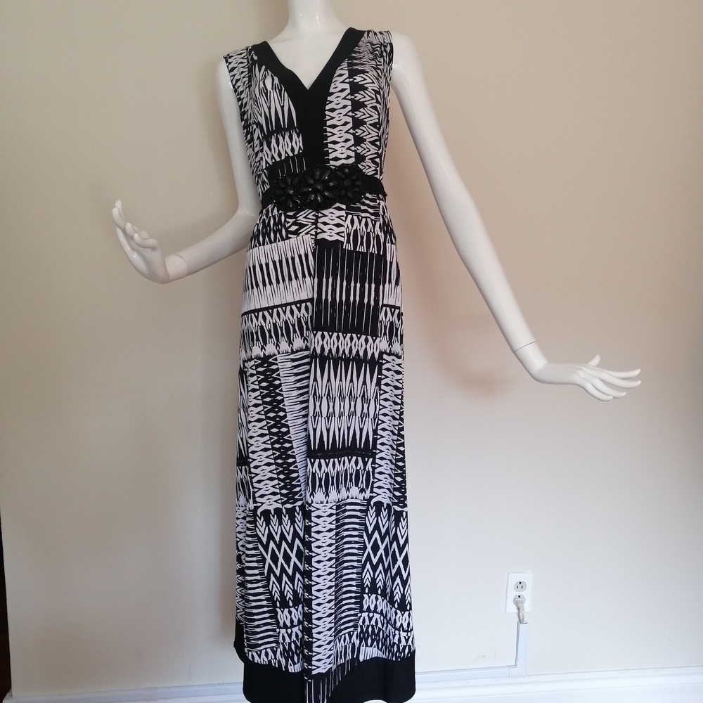 Sleeveless Black & White Printed V-Neck Maxi Dress - Picture 3 of 7